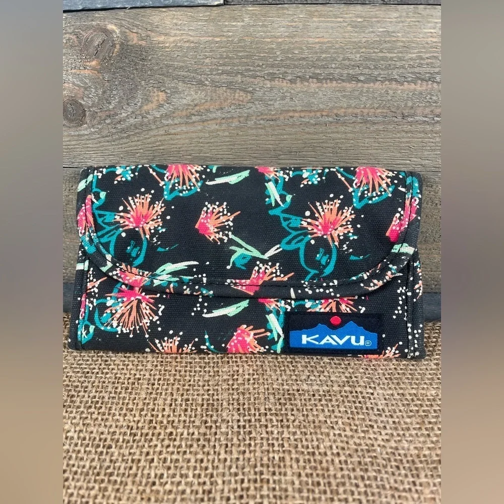 KAVU Big Spender tri-fold wallet in a black‎ canvas with a Floral Print